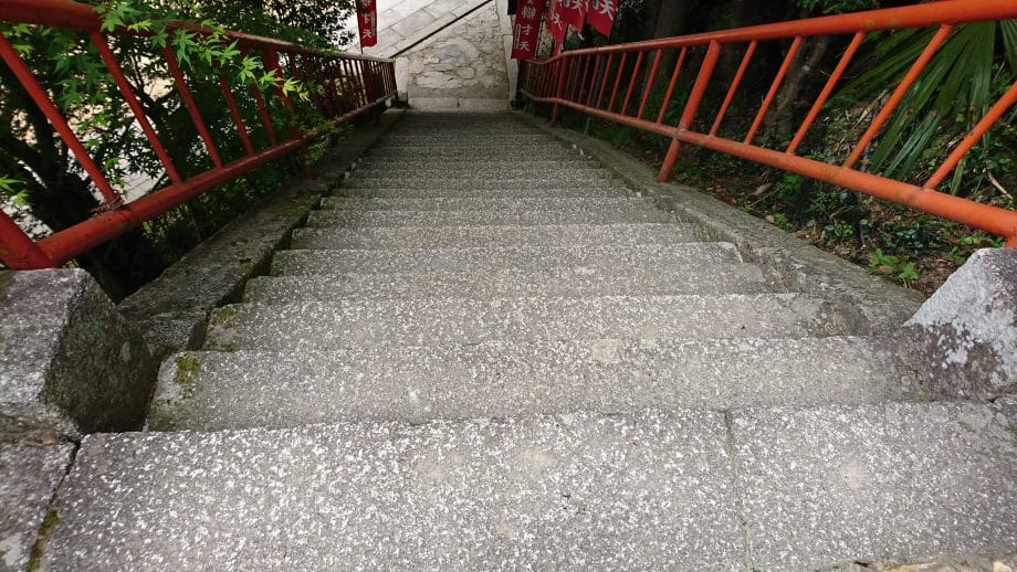 竹生島の宝厳寺から三重塔に向かう階段