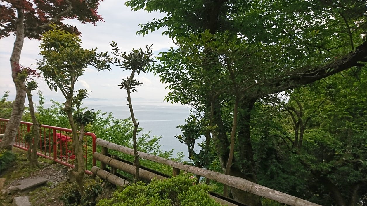 竹生島の宝厳寺から階段を登って三重塔の近くから見える琵琶湖