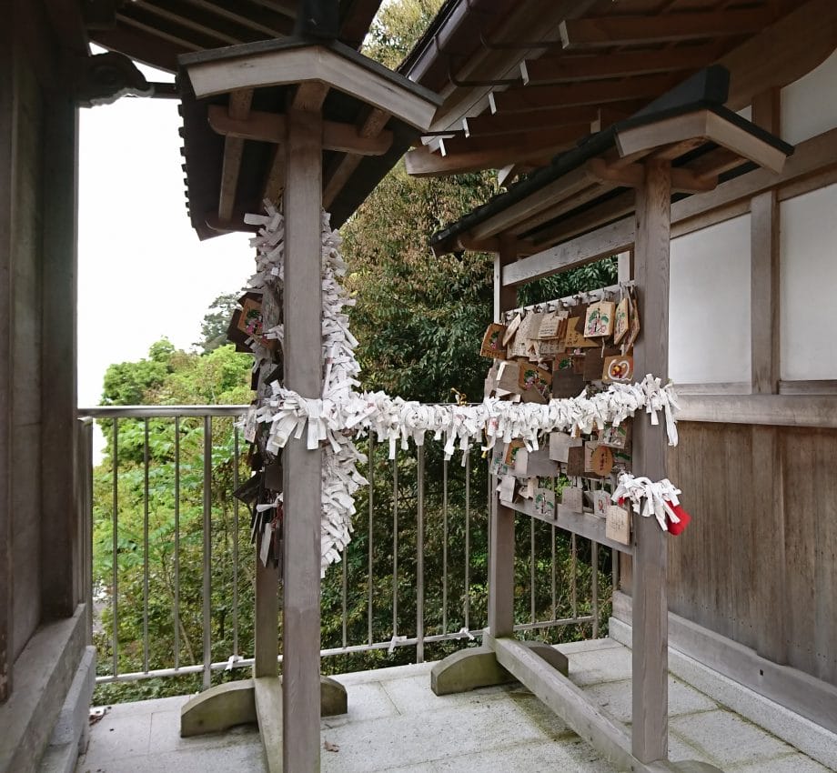 竹生島の都久夫須麻神社に奉納された絵馬とおみくじ