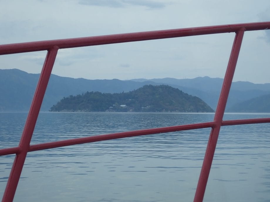 彦根港からフェリーに乗って竹生島に向かう時の琵琶湖の景色