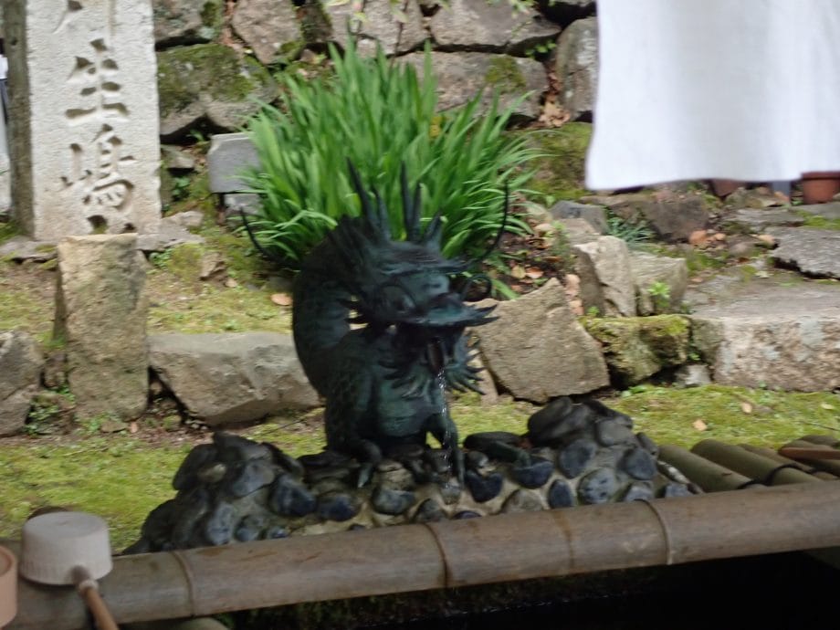 竹生島の弁天様のお告げで掘られた瑞祥水