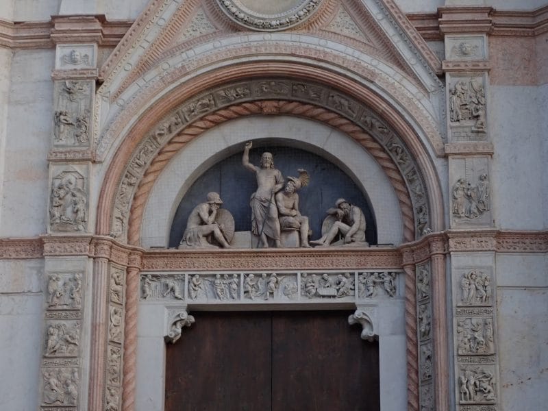 ボローニャのマッジョーレ広場にあるサン・ペトロ―ニオ聖堂