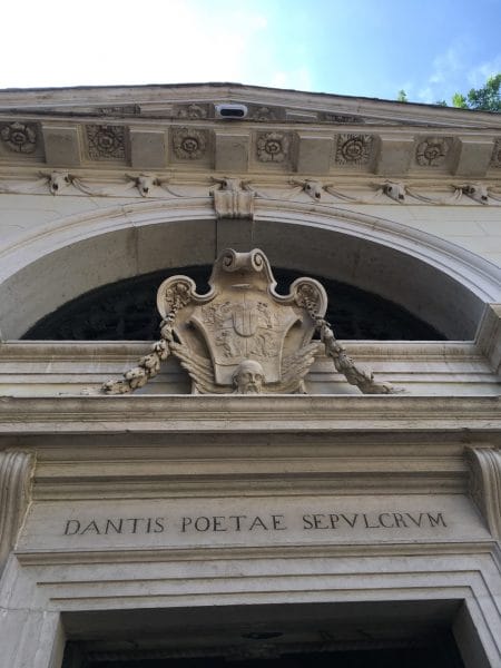 イタリアラヴェンナにあるダンテの墓