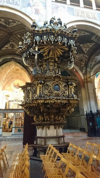 パルマ大聖堂の中にある木製の説教壇