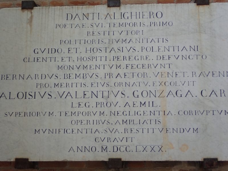 イタリアラヴェンナにあるダンテの墓