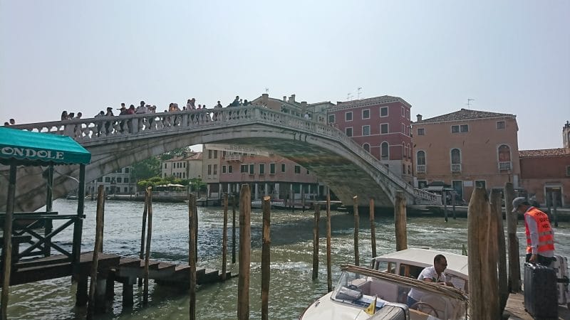 ベネチアのサンタルチア駅から水上タクシーに乗り込む