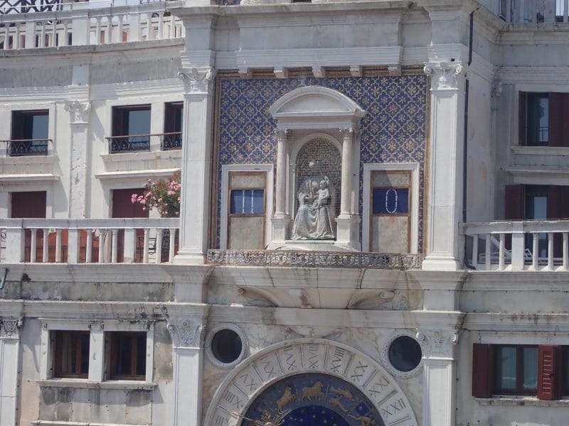 ベネチアのサンマルコ寺院の外部テラスからサンマルコ広場を見下ろす