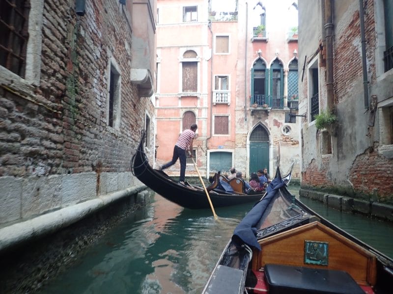水の都ベネチアでゴンドラ乗船