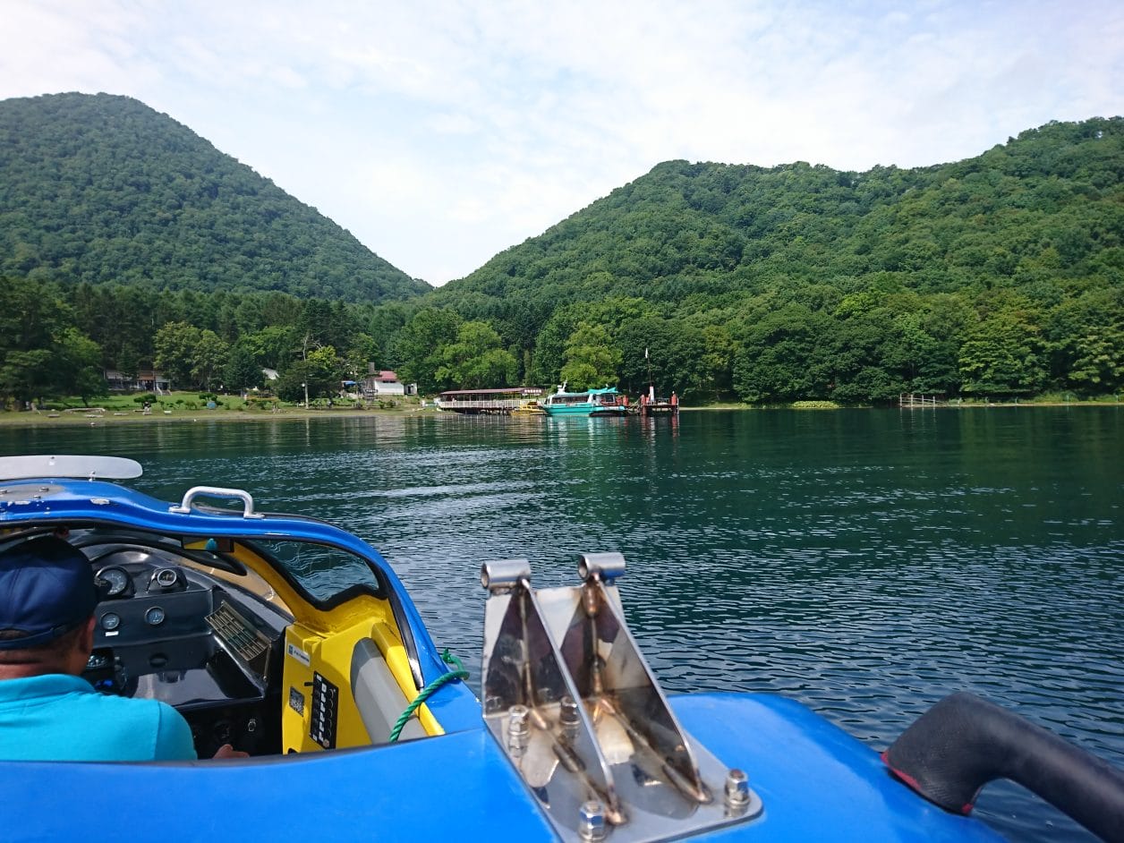 洞爺湖でモーターボートと遊覧船に乗船し中島に上陸