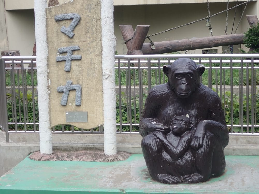 円山動物園のチンパンジー館の入り口にあるチンパンジーの像