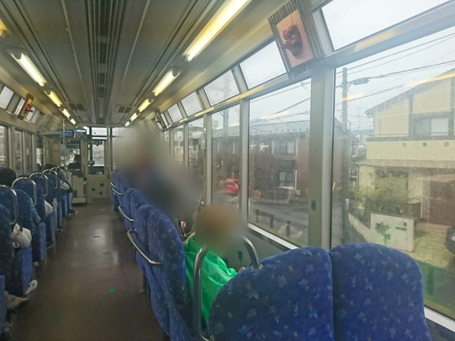 叡山電車で貴船神社～鞍馬山に向かう展望列車きららの車内