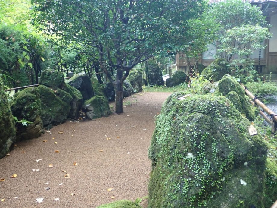 貴船神社の本宮にある船の形をした石庭