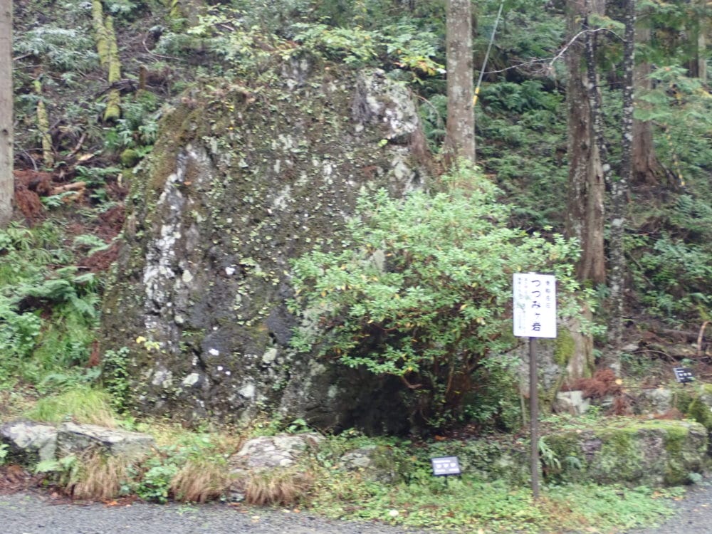 貴船神社の奥宮へと続く道のりにあるつつみが岩