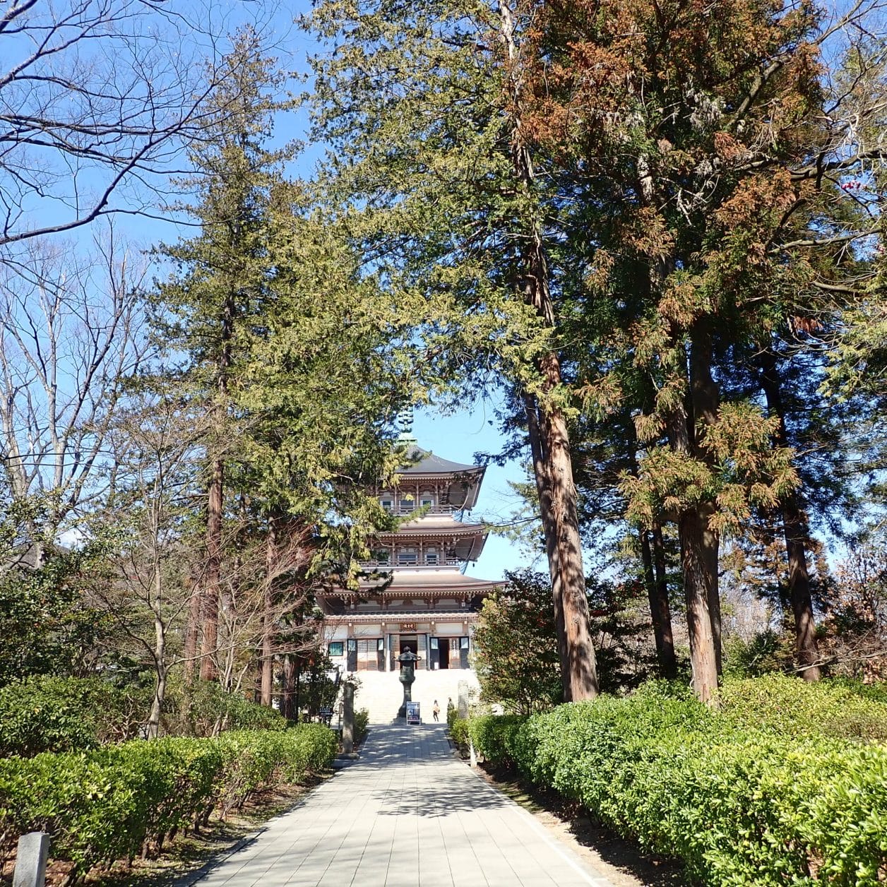 善光寺の境内にある三重塔日本忠霊殿・善光寺資料館