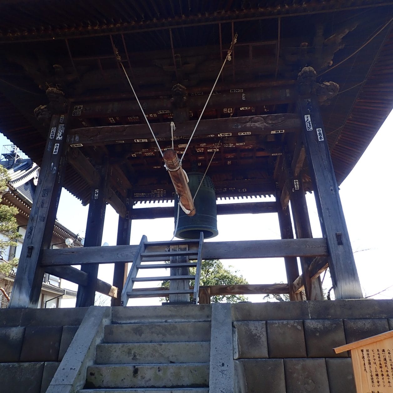 善光寺境内にある長野オリンピックの開会を告げた鐘楼