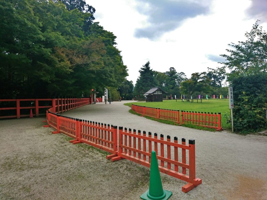 上賀茂神社の駐車場から二の鳥居へ向かう道