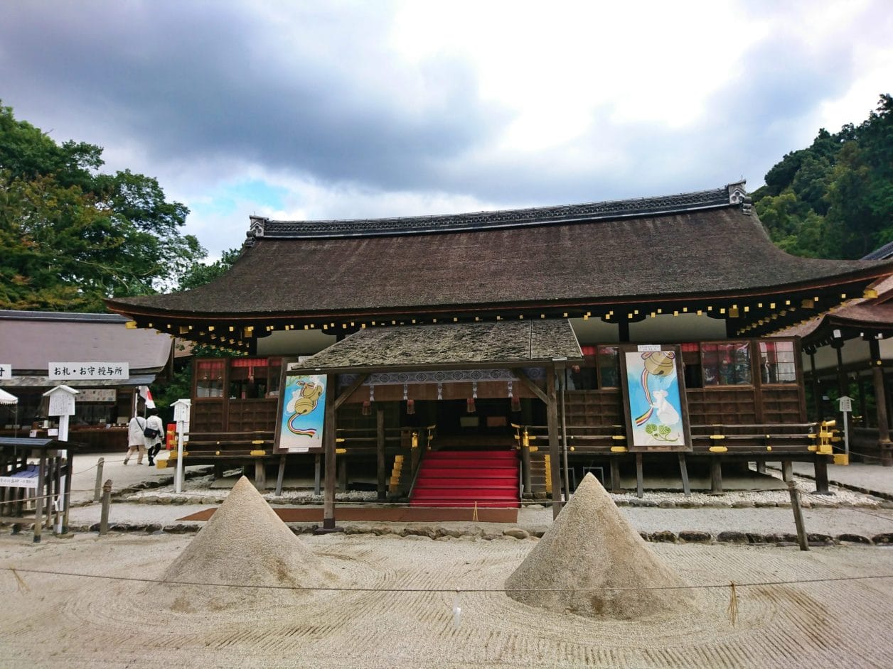 上賀茂神社の細殿の前にある立て砂
