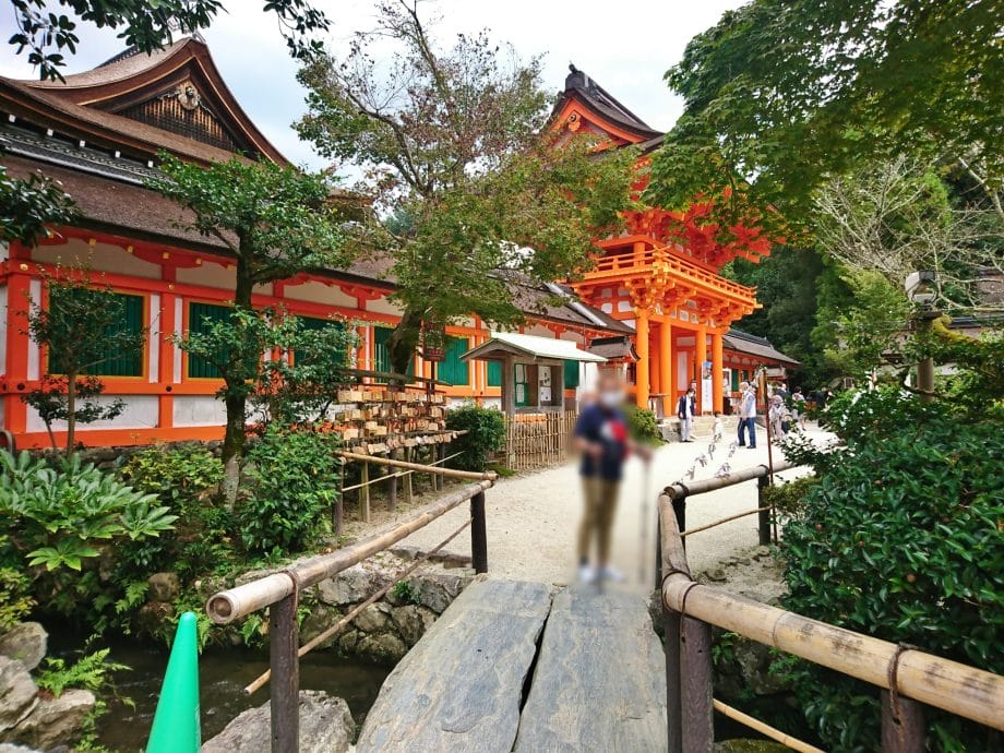 上賀茂神社の桜門に向かいます