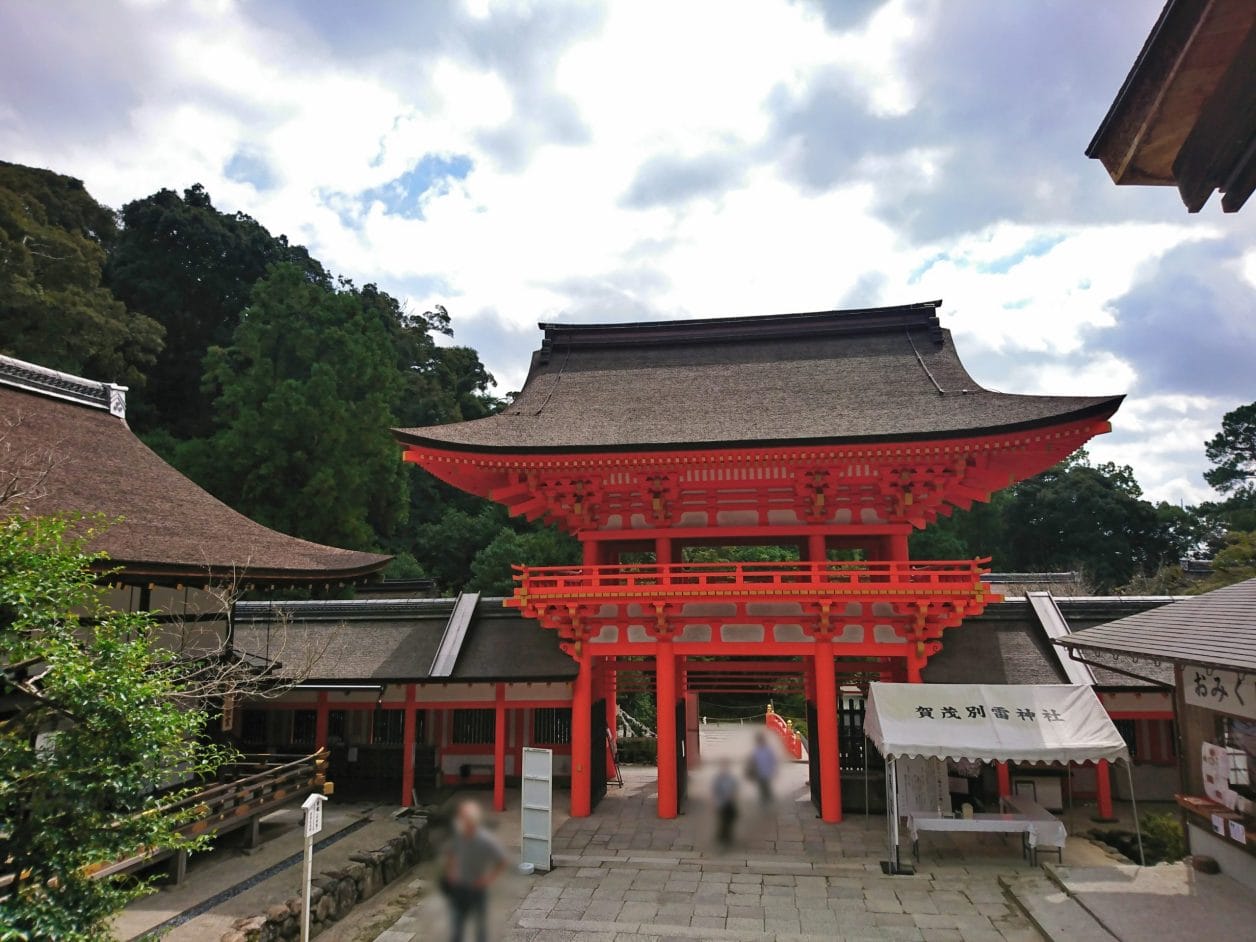 上賀茂神社の中門からみた桜門