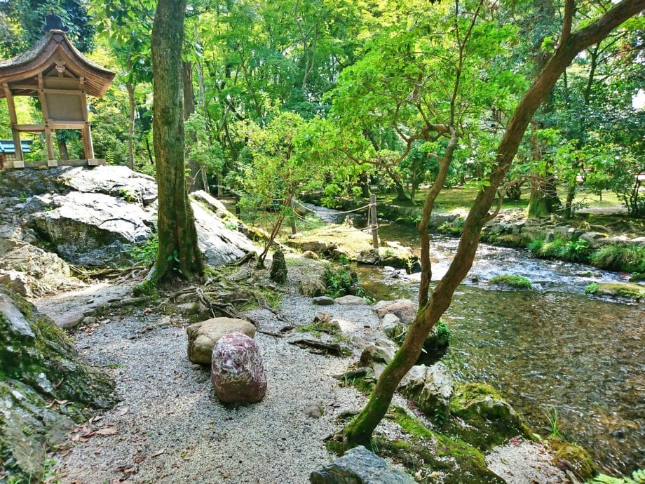 上賀茂神社の境内を流れるならの小川