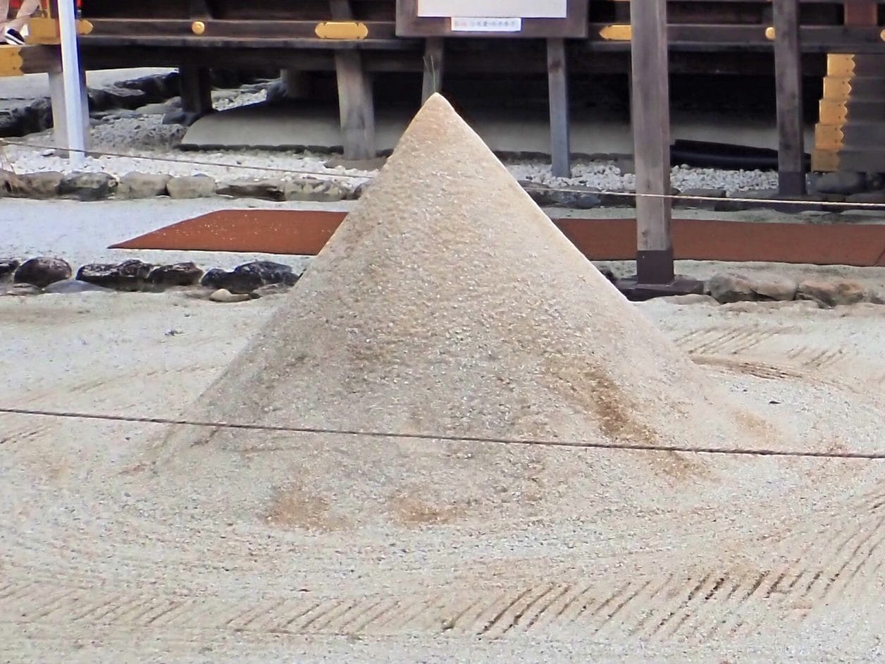 上賀茂神社の細殿の前にある立て砂