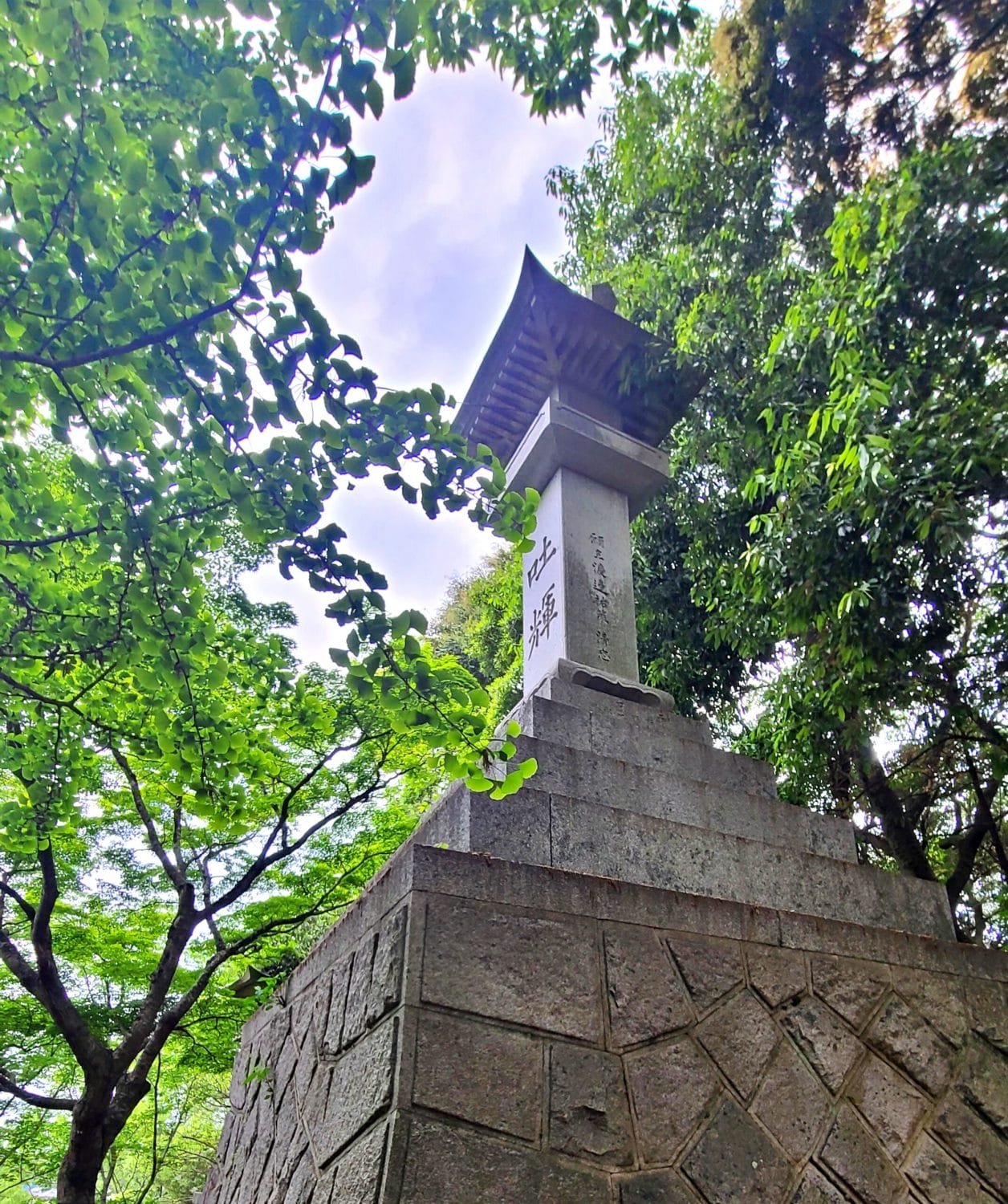 琴崎八幡宮の吐輝の石灯篭