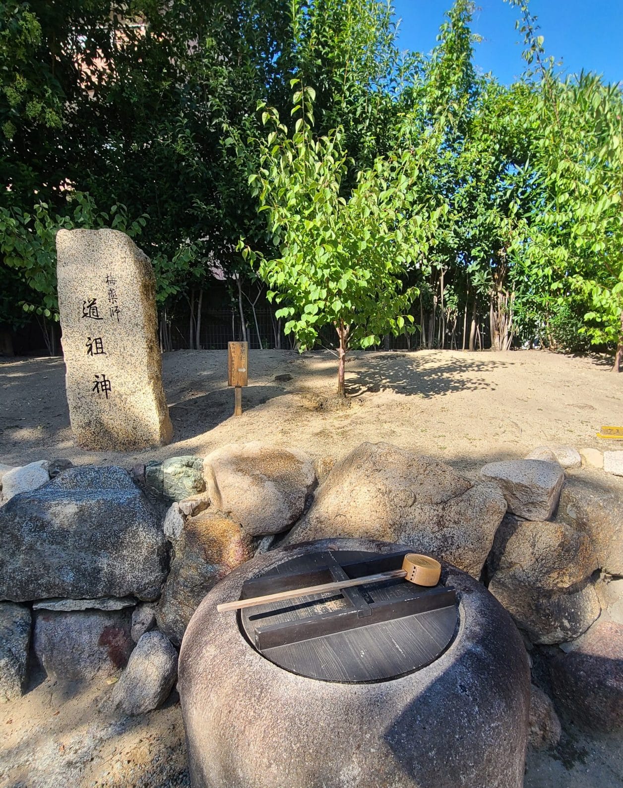 玉造稲荷神社にあるくぐれない鳥居の後ろにある梅薬師