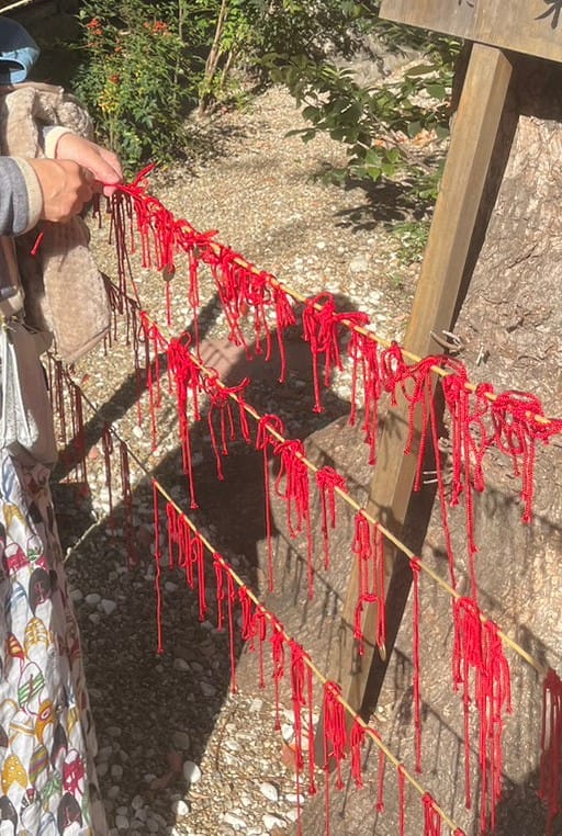 名古屋大須の三輪神社の縁結びの赤い糸